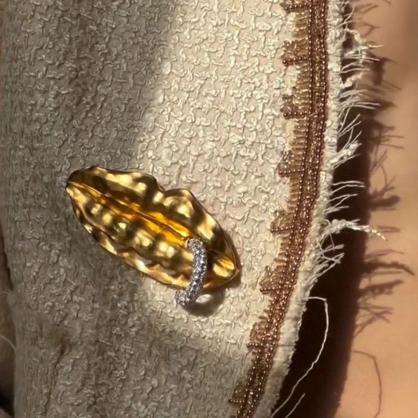 Europe Pea Lips Pearl Crystal Brooch Woman Top Quality Jewelry Accessories Trend 241227