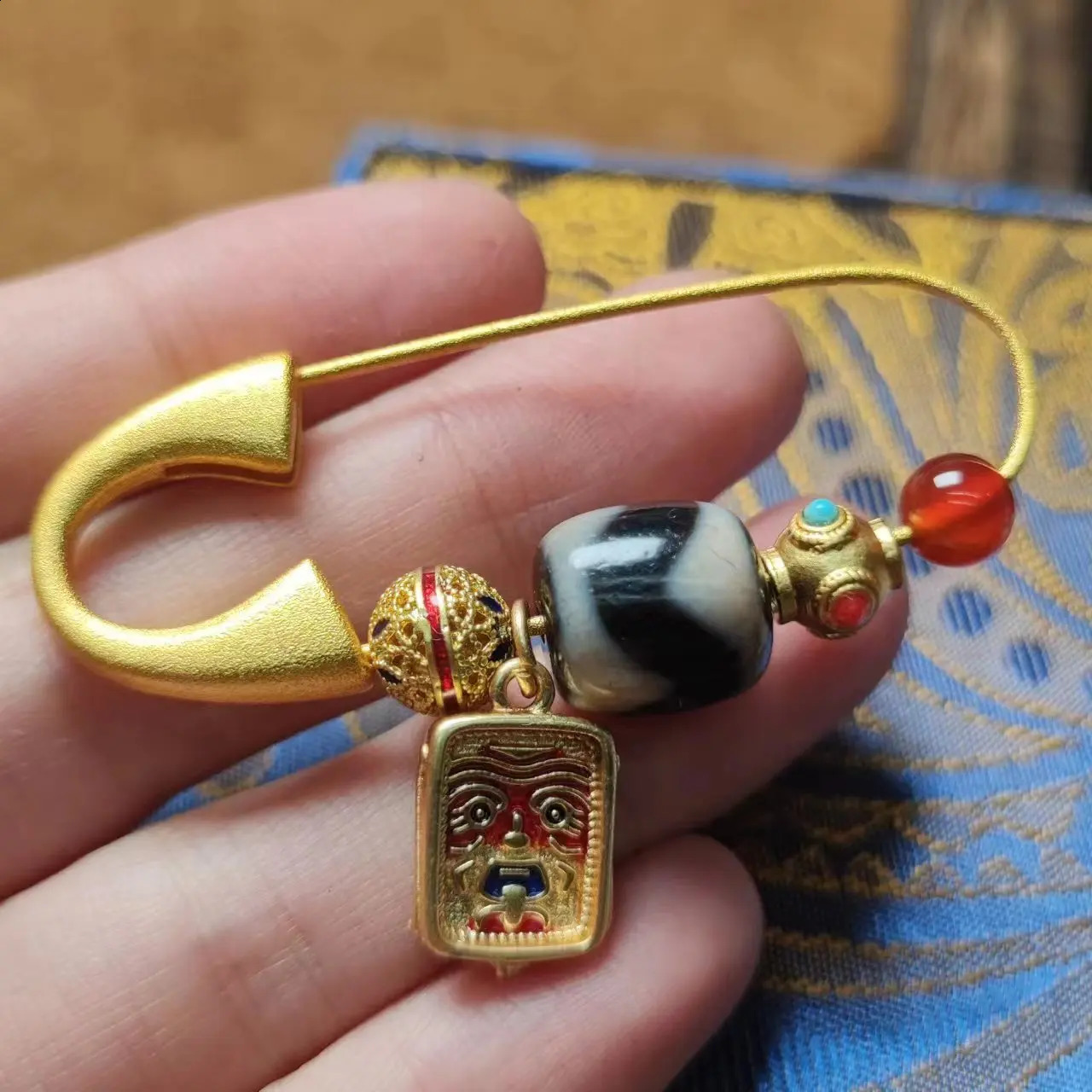 1pcs/lot Natural Old Agate/Tiger Tooth Pattern/Dzi Brooch pin Red Zakiram Years Christmas gifts Accessories for coats taki 241227