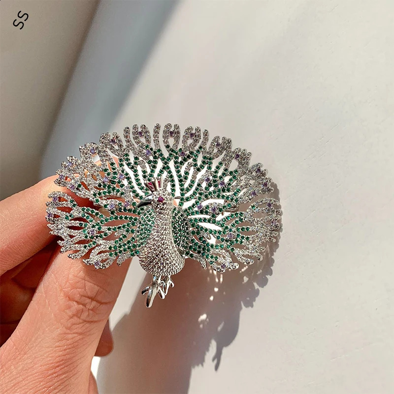Exquisite Copper Inlaid Zircon Peacock Brooch Atmospheric Suit Animal Corsage Pin Gift for Friend Garment Accessories 241227