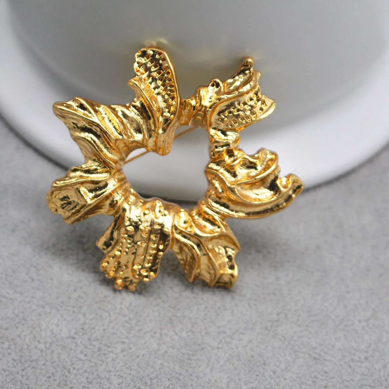 Niche medieval vintage n personality French floral style Vintage womens brooch clothing accessories 241227