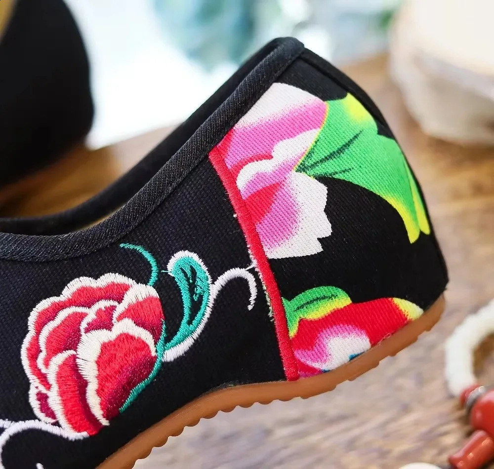 Womens Shoes Fashion Vintage Elegant Ethnic Style Embroidery Streetwear Chinese Casual for Women Hanfu Comfortable 241225