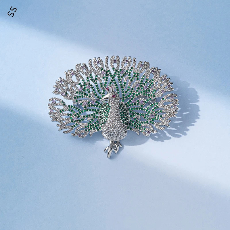 Exquisite Copper Inlaid Zircon Peacock Brooch Atmospheric Suit Animal Corsage Pin Gift for Friend Garment Accessories 241227