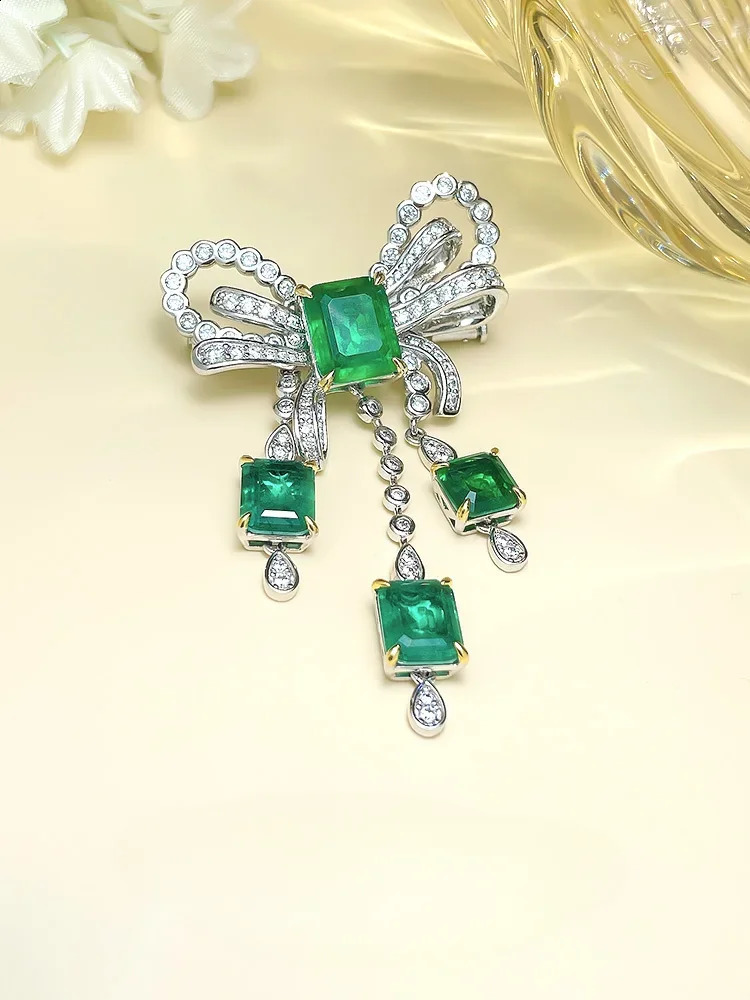 Desire European and American high-end 925 sterling silver artificial emerald bow brooch inlaid with grand sweater 241227