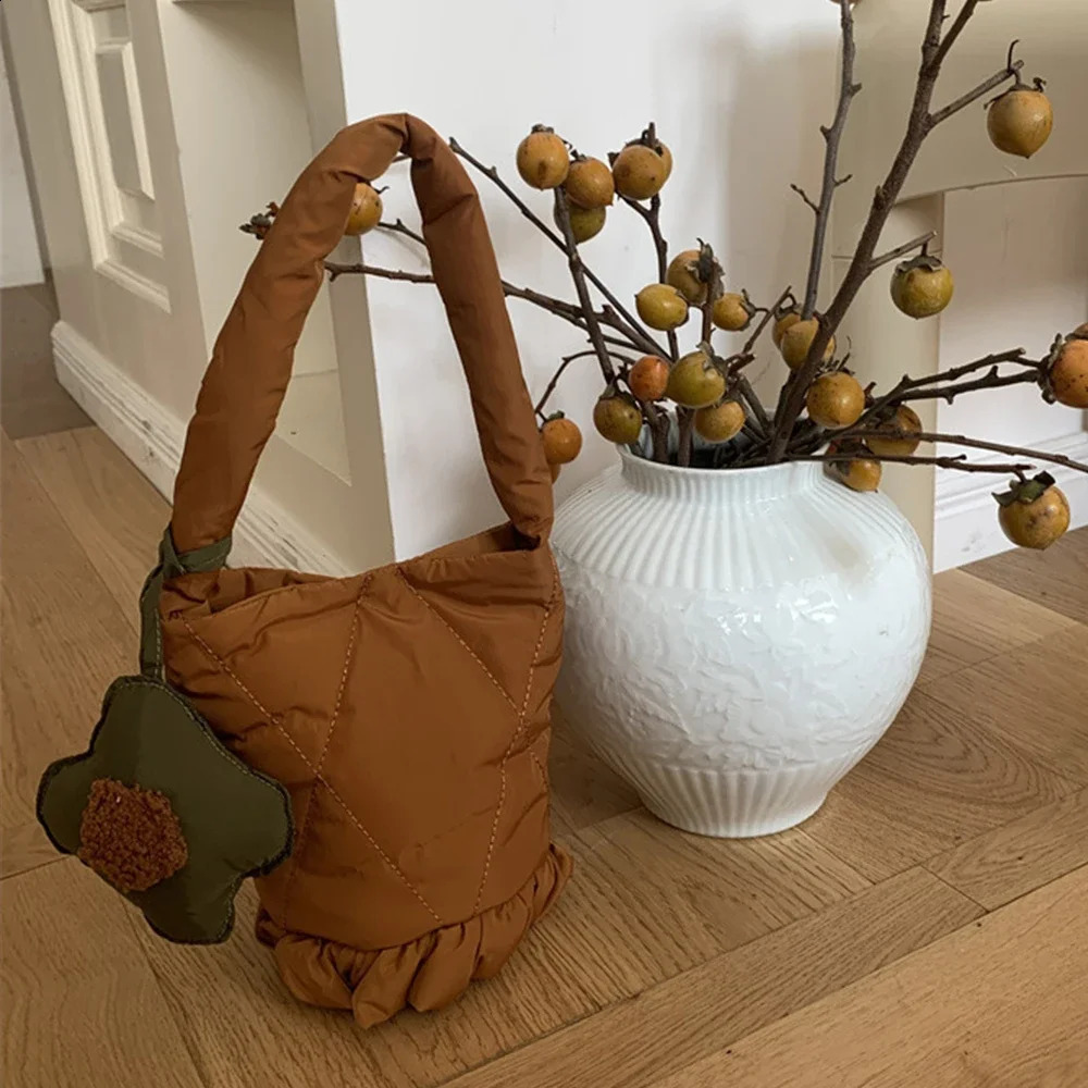 Cute Flower Quilted Bucket Bag Lingge Padded Shoulder Bag Space Cotton Tote Bags for Women Handbags 2025 Nylon Shopper 241227