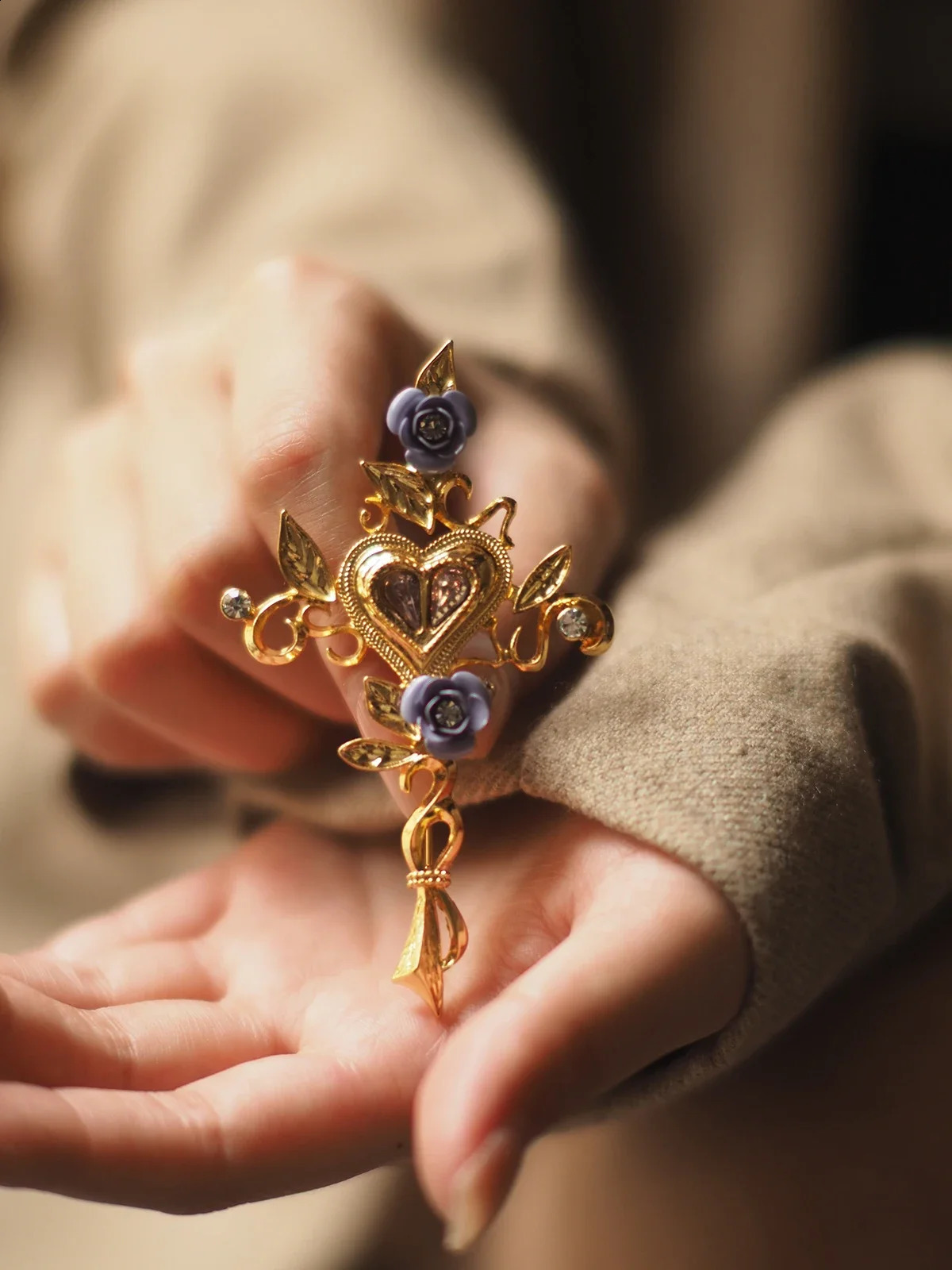 Dark Night Rose Brooch Lacroix Medieval Vintage Cross Brooch Heavy Industry Gold Plated 241227