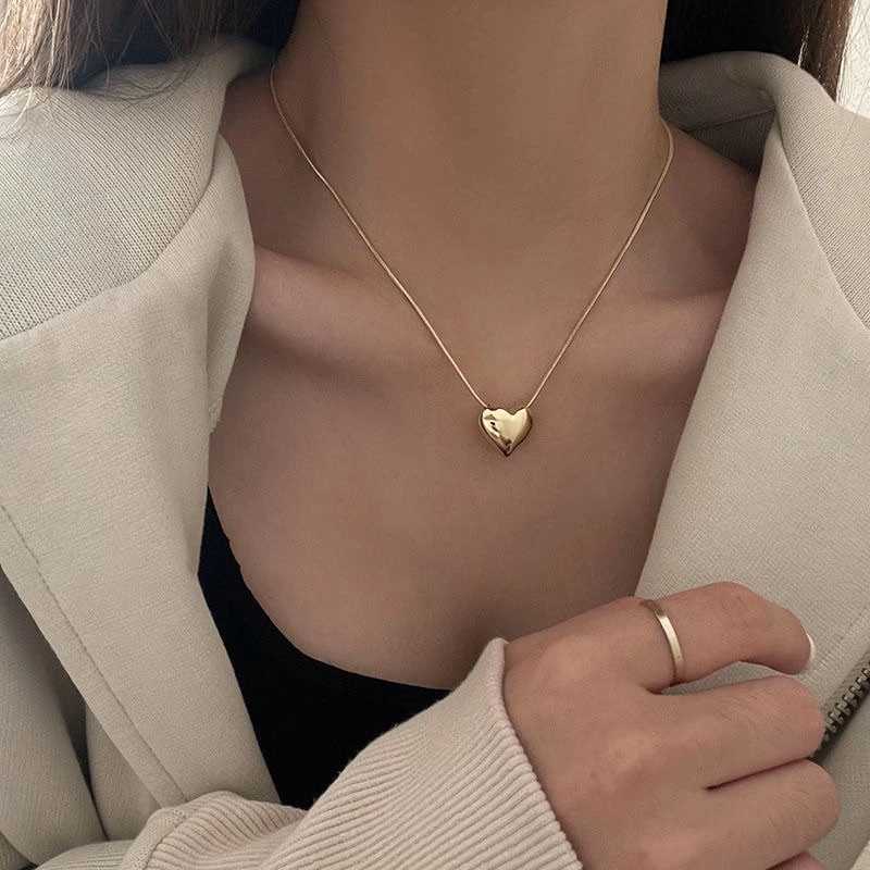 Fashionable 925 sterling silver heart-shaped pendant necklace suitable for women simple design thin chain necklace jewelry W241230