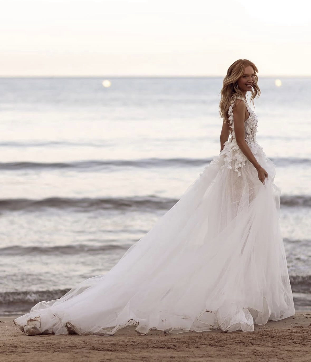 Soaghetti Side Split Beach Wedding Dresses With 3D Floal Appliques V-Neck Sexy Long Ivory Tulle Boho Bridal Gowns Backless Bride Dress Custom Made