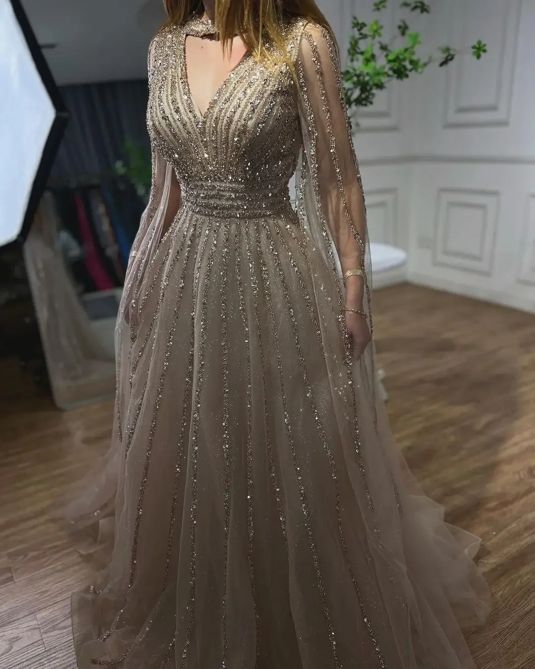 2025 Evening Prom Dresses Cape Sleeves V-neck Embroidery Sequins Beads Tulle Women Birthday Pageant Formal Gowns Celebrity Wear Robe De Soriee