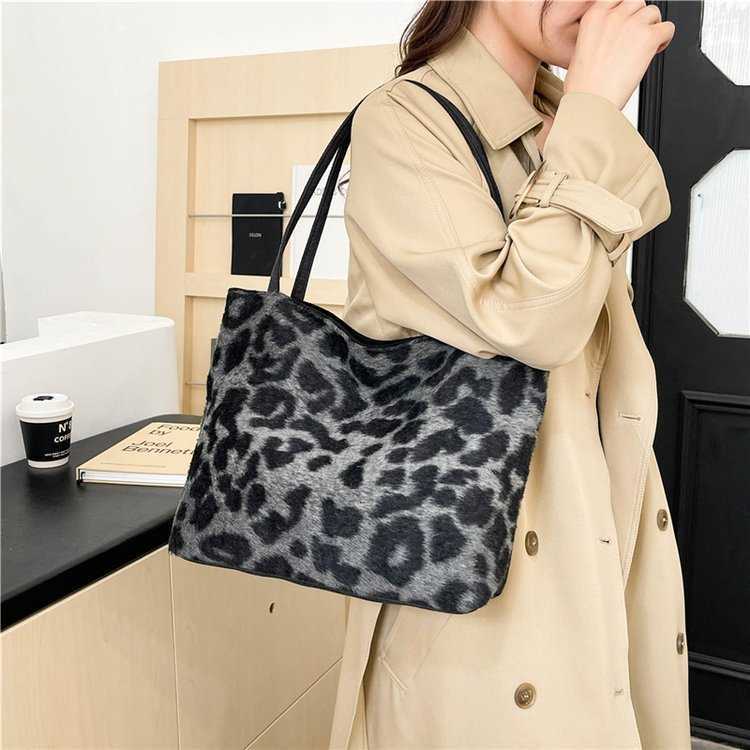Leopard Print Large Capacity Commuting Tote Bag Canvas Bag 2024 New Underarm Bag Fashionable Shoulder Bag Versatile for Outdoor Use