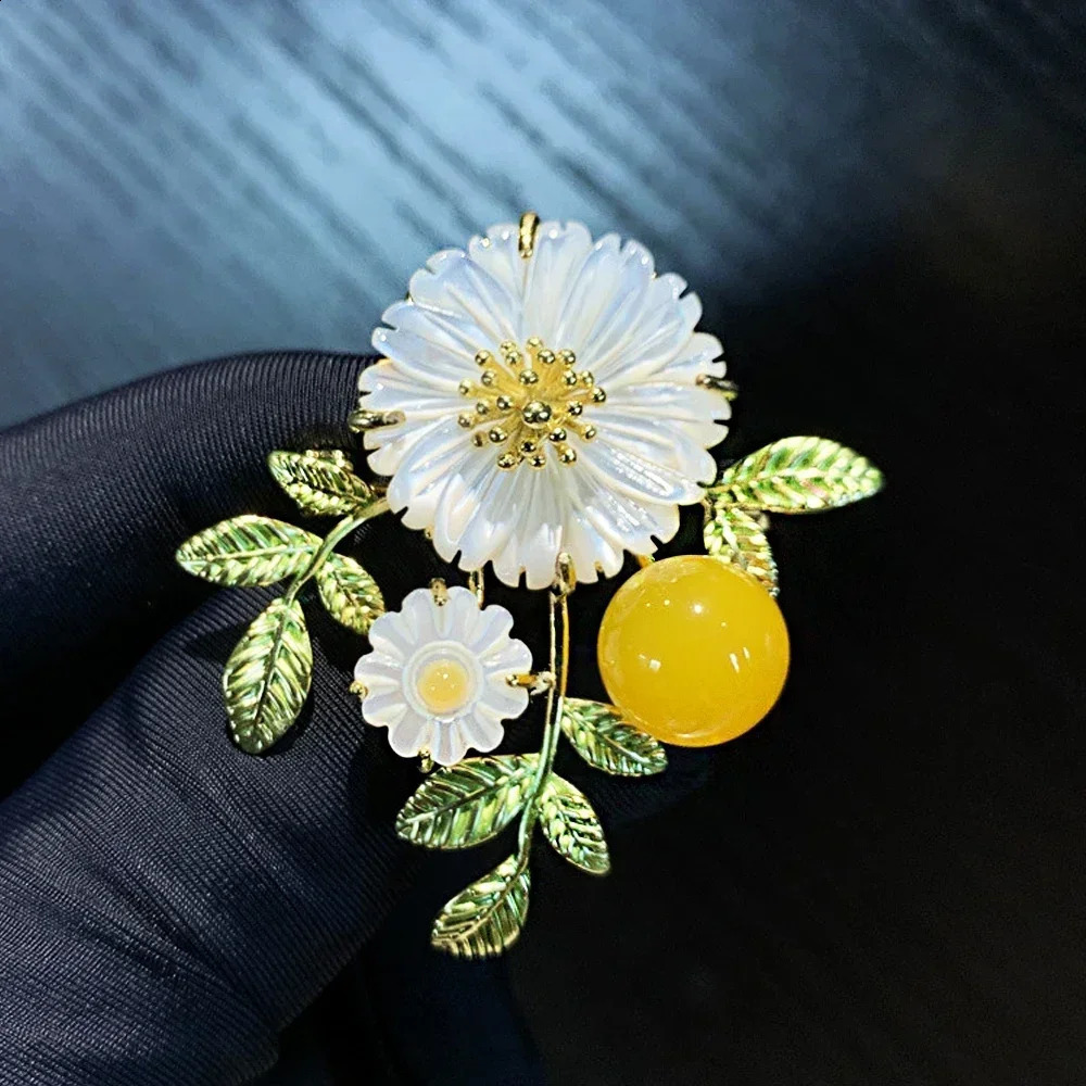 Fashion Daisy Flower Brooch Green Leaf Sunflower Lapel Pins Badge Jewelry For Jackets Backpack Scarf Hats Clothing Accessories 241230