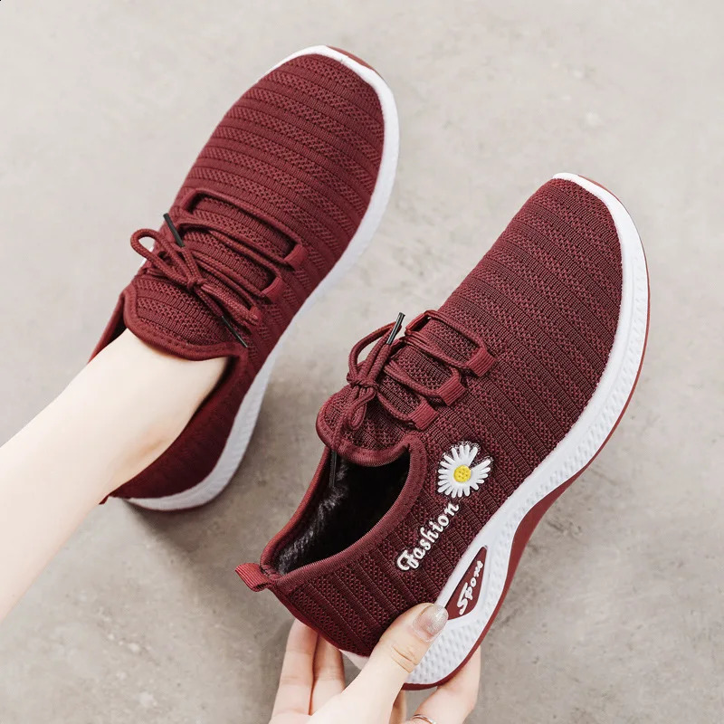 Fashionable sports shoes for women thick and breathable soft soled mesh lightweight casual trendy coconut 241225