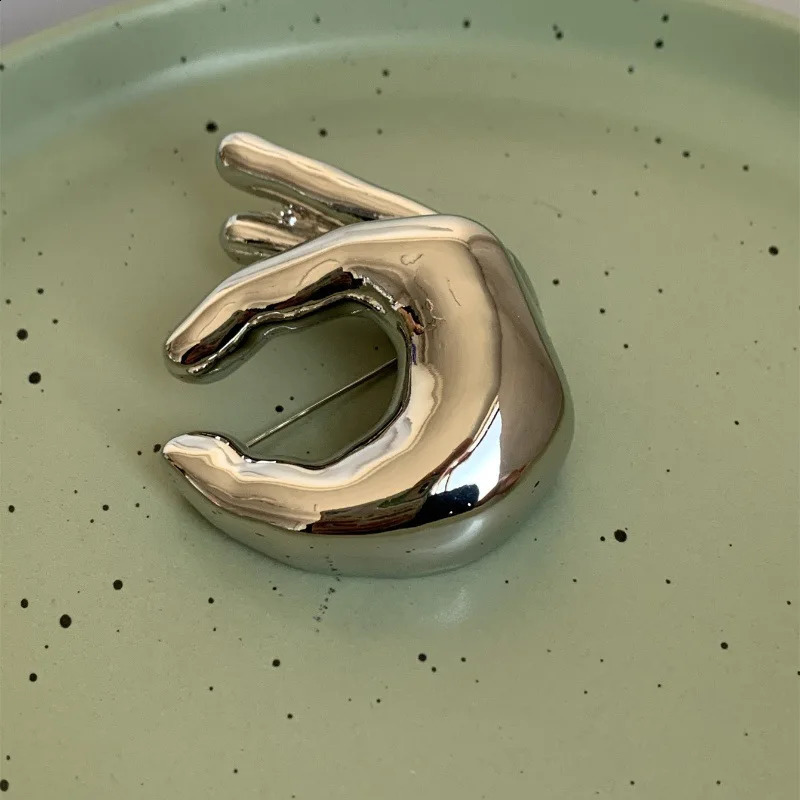 Vintage Smooth Metal OK Gesture Hand-shaped Brooches For Women Men Creative Unique Suit Dress Pins Office Party Jewelry Gifts 241230