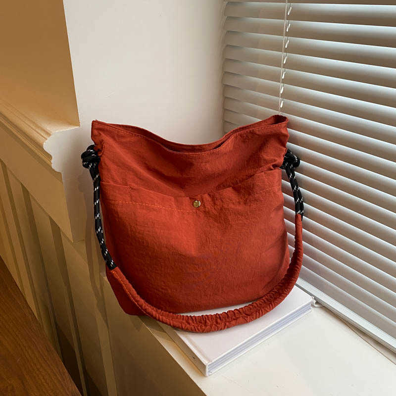 Korean version of artistic fashion commuting large capacity shoulder crossbody bag for women 2024 new casual fashion tote armpit bag 241230