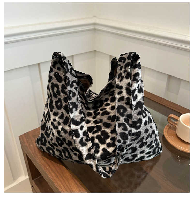 Korean version simple large capacity 2024 autumn new leopard print commuting handbag fashionable crossbody armpit shoulder bag 241230