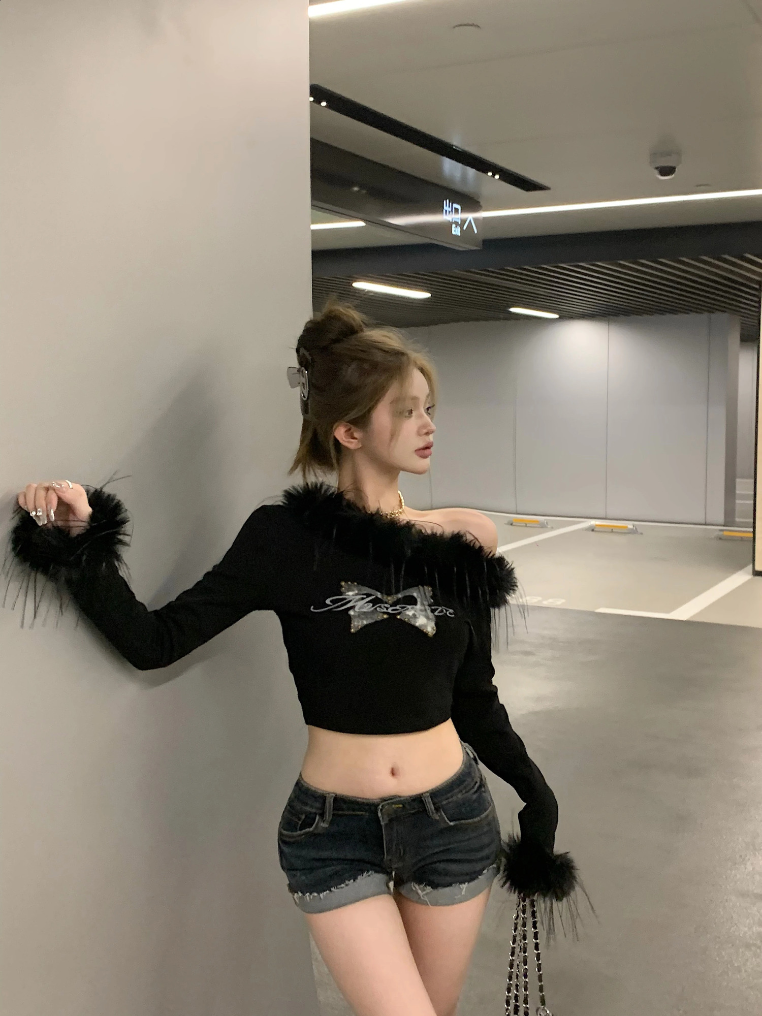 Genayooa American Retro T Shirt Women Off Shoulder Fur Black Tops Y2k Vintage Tshirts Streetwear 2000s Japanese Grunge Tops Tee 241224