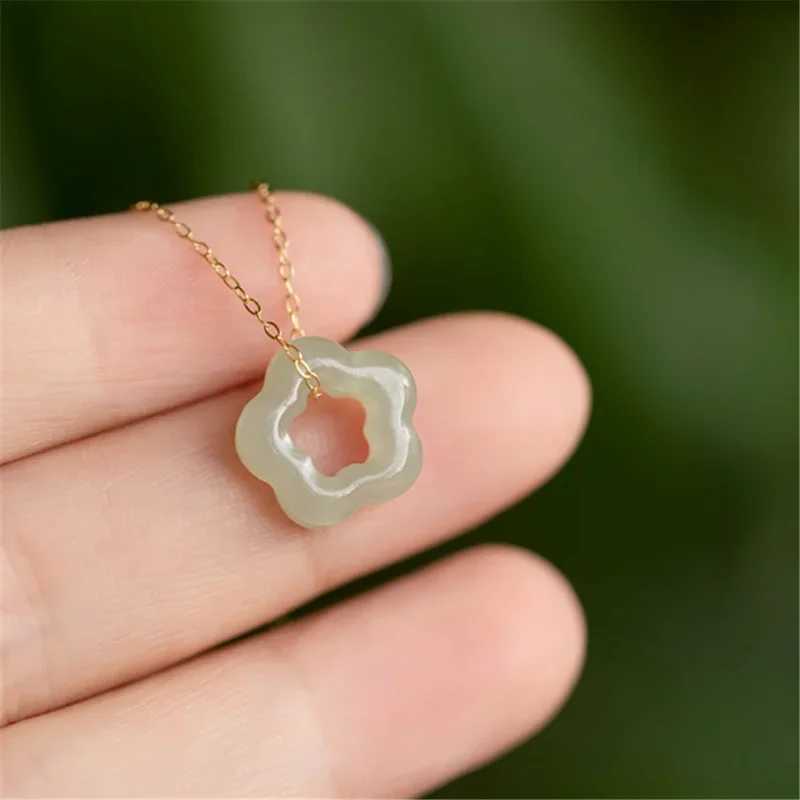 Natural Hetian Jadeite Plum Blossom Pendant Necklace 925 Pure Silver Plated Gold Cravik Chain Hollow Exquisite Jewelry W241230