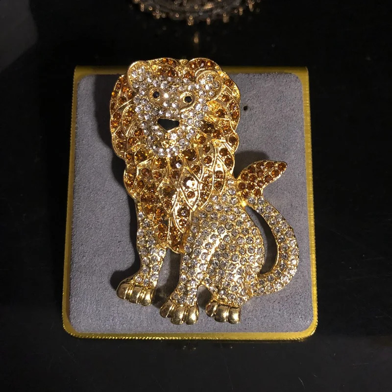 Stylish vintage gold-plated animal brooch with light inlaid heavy industry personality elegant high-grade PIN 241230