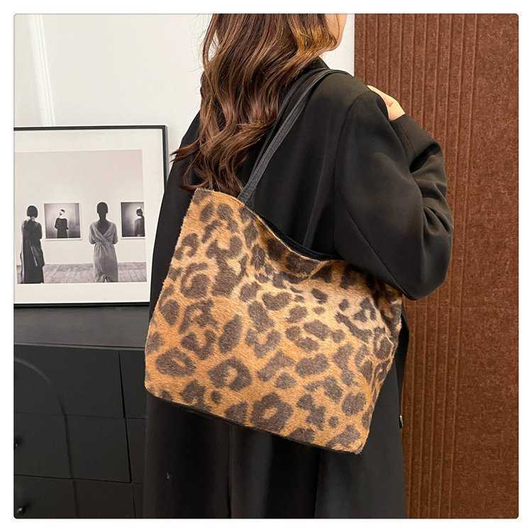 Leopard Print Large Capacity Commuting Tote Bag Canvas Bag 2024 New Underarm Bag Fashionable Shoulder Bag Versatile for Outdoor Use