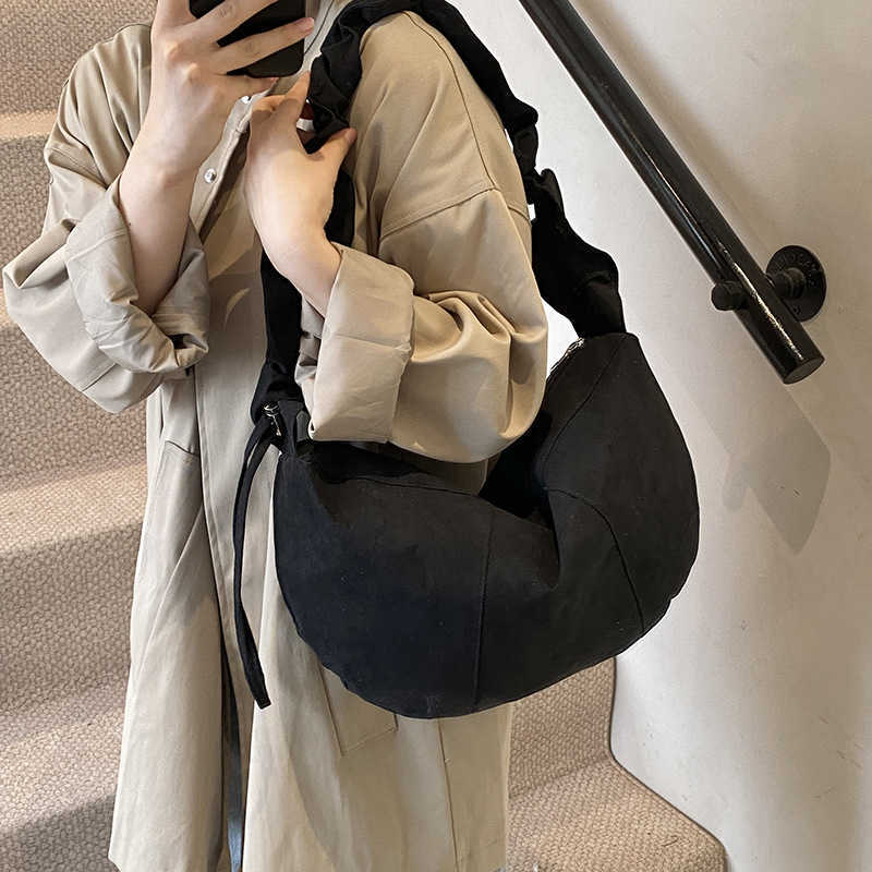 Korean version simple and large capacity 2024 casual pleated small fresh frosted artistic hand-held shoulder crossbody bag 241230