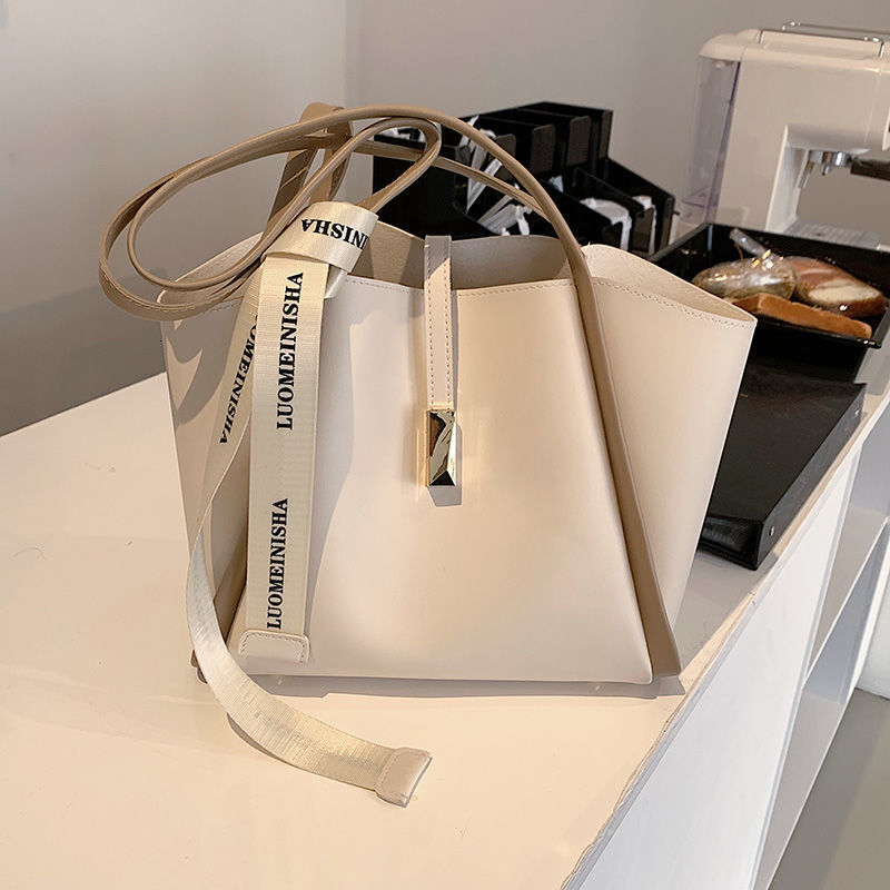 Tote Large Capacity 2024 New Mother and Child Handheld Fashion Commuter Single Shoulder Underarm Versatile Bucket Bag