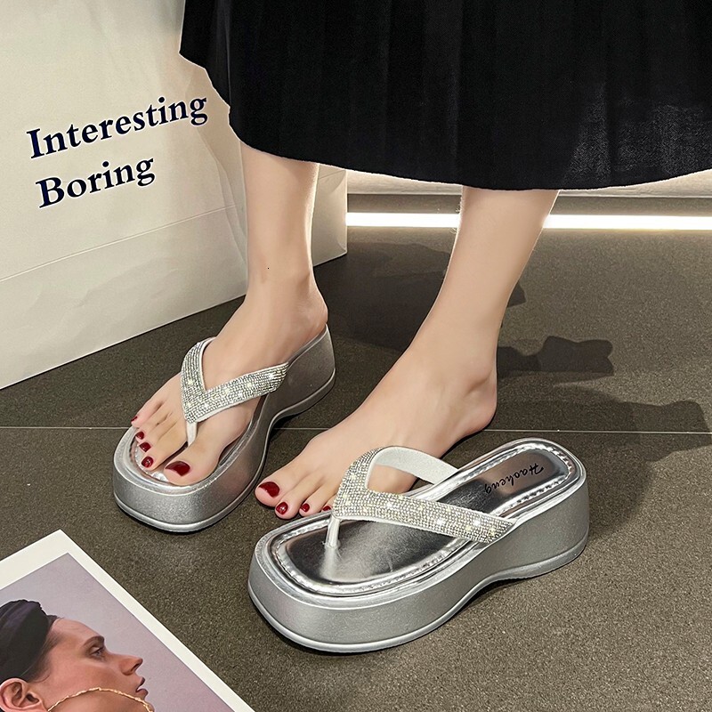 Round Toe Thick Sole Sponge Bottom Rhie Flip ps For Women In The Summer Of 2025 Designer New Gold Sier Black Trendy Sandals Beach Slippers