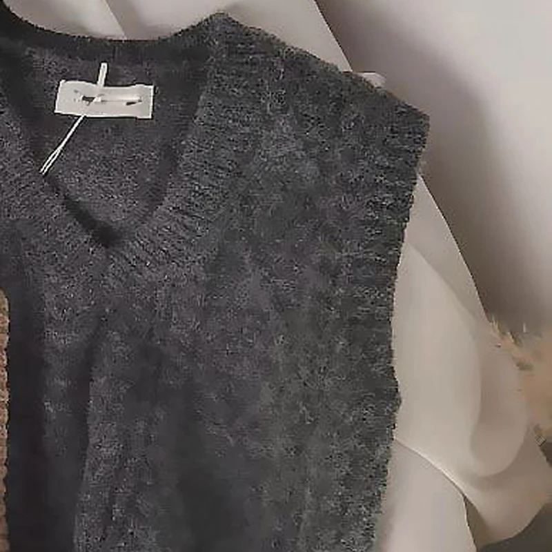 Childrens Knitted Vest Spring And Autumn Clothing V-Neck Small And Medium-Sized Childrens Sweater Vest Camisole For Both Boys 241230