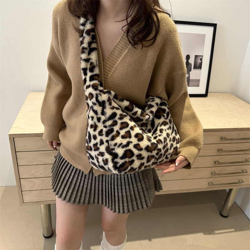 Autumn and winter new fur personalized leopard print street trend 2024 casual large capacity plush single shoulder crossbody women's bag 241230