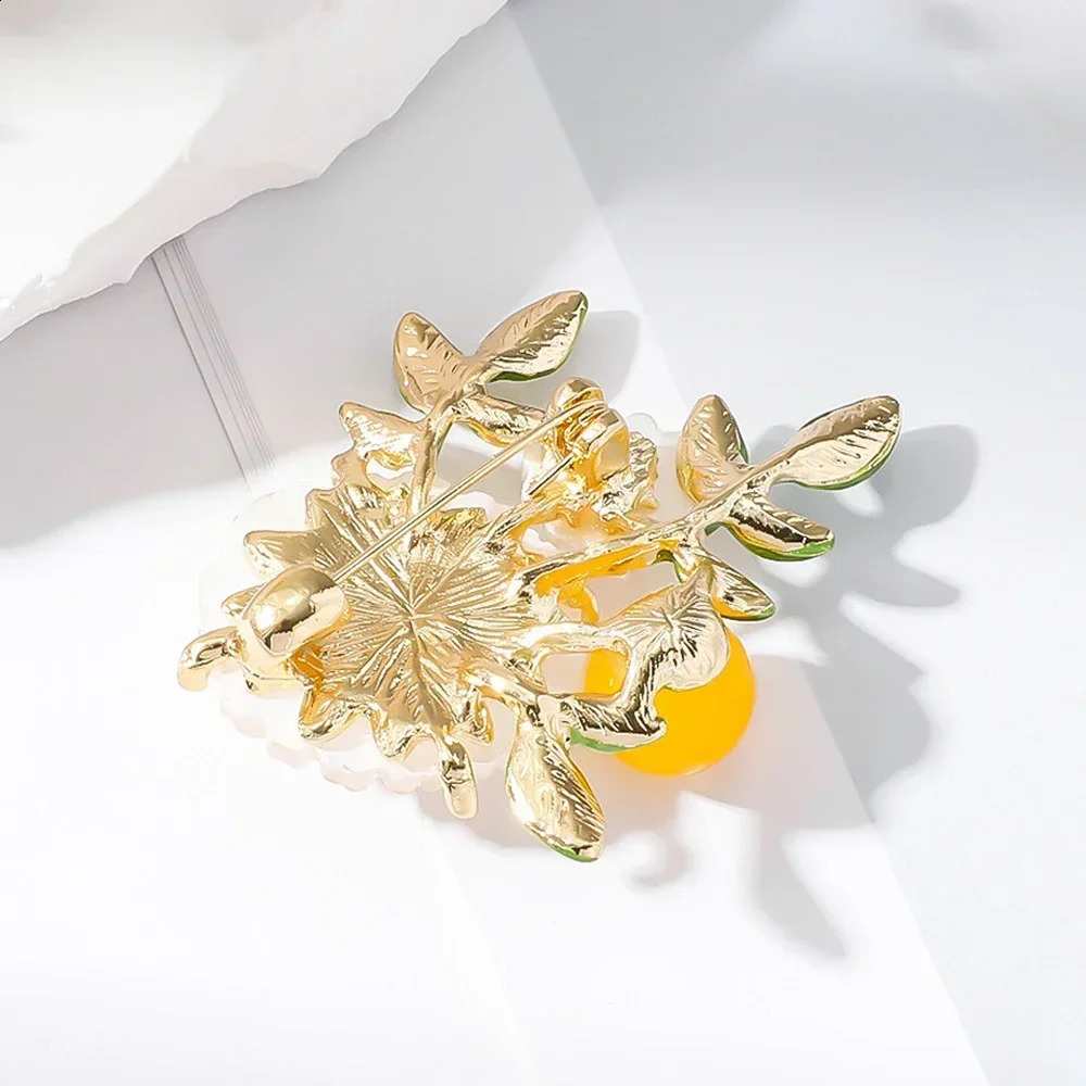 Fashion Daisy Flower Brooch Green Leaf Sunflower Lapel Pins Badge Jewelry For Jackets Backpack Scarf Hats Clothing Accessories 241230