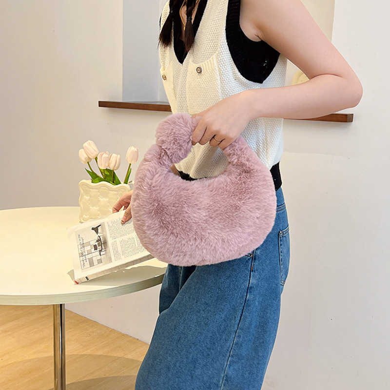Internet celebrity furry handbag for women 2023 new fashionable and stylish cute one shoulder handbag plush versatile hand-held small bag 241230