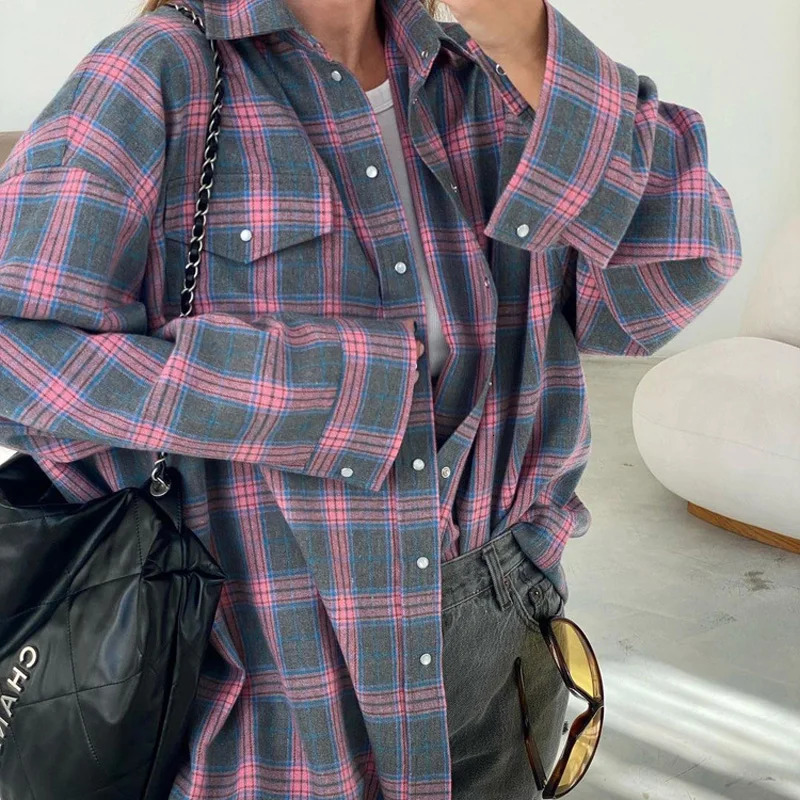 2025 new retro designer women's oversized long sleeved checkered shirt top for autumn and winter button style loose collared pocket shirt Korean 
