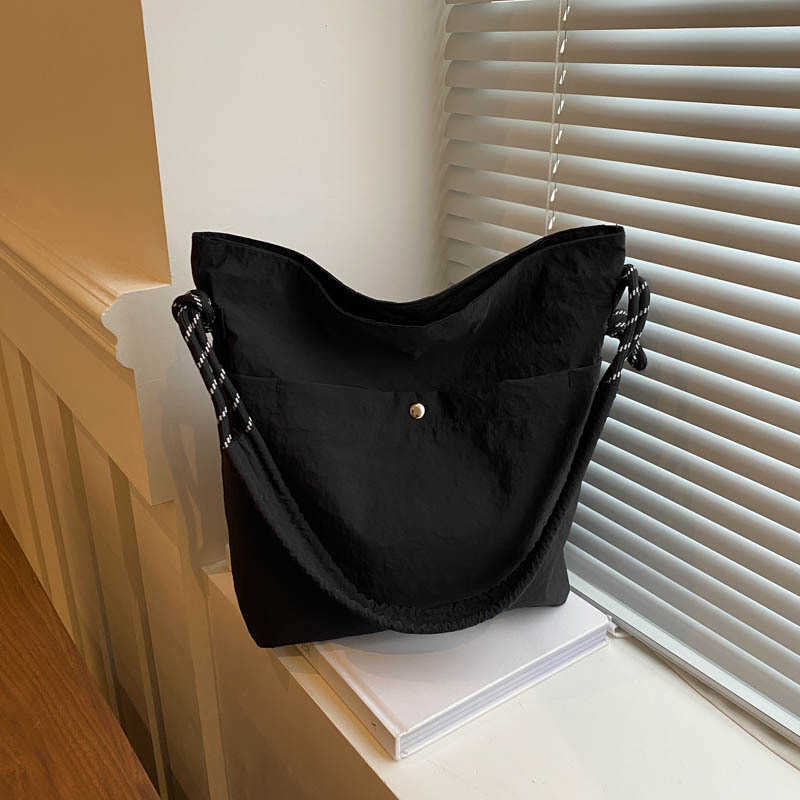 Korean version of artistic fashion commuting large capacity shoulder crossbody bag for women 2024 new casual fashion tote armpit bag 241230