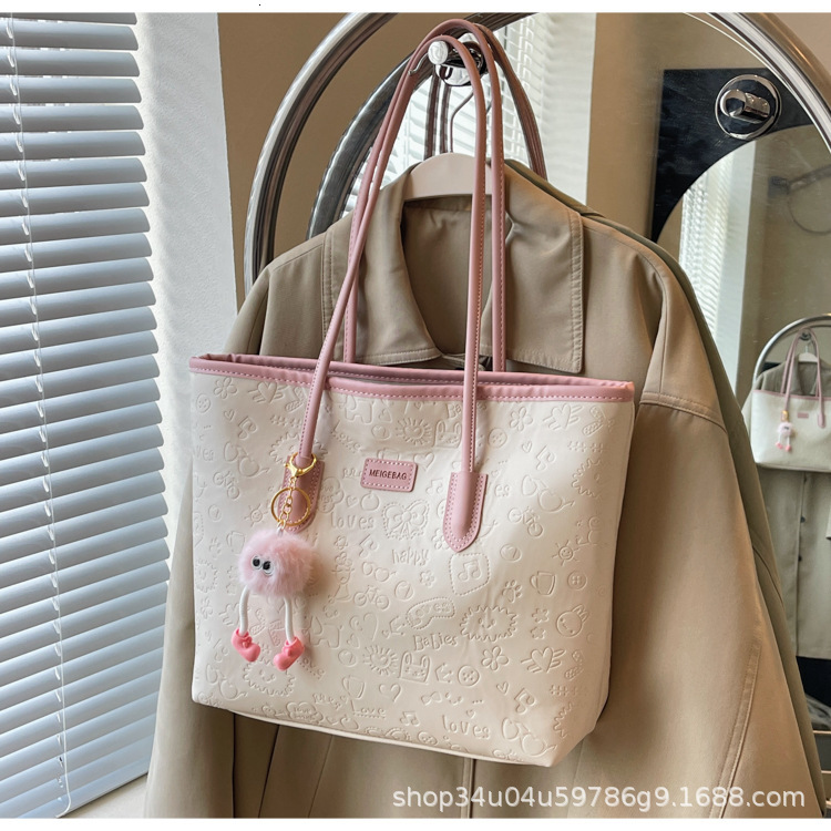 High aesthetic tote 2024 new simple design, fashionable and versatile, large capacity commuting single shoulder women's bag