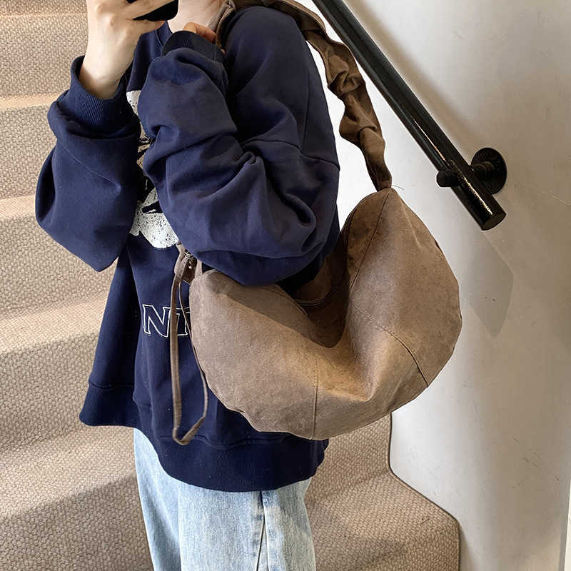 Korean version simple and large capacity 2024 casual pleated small fresh frosted artistic hand-held shoulder crossbody bag 241230