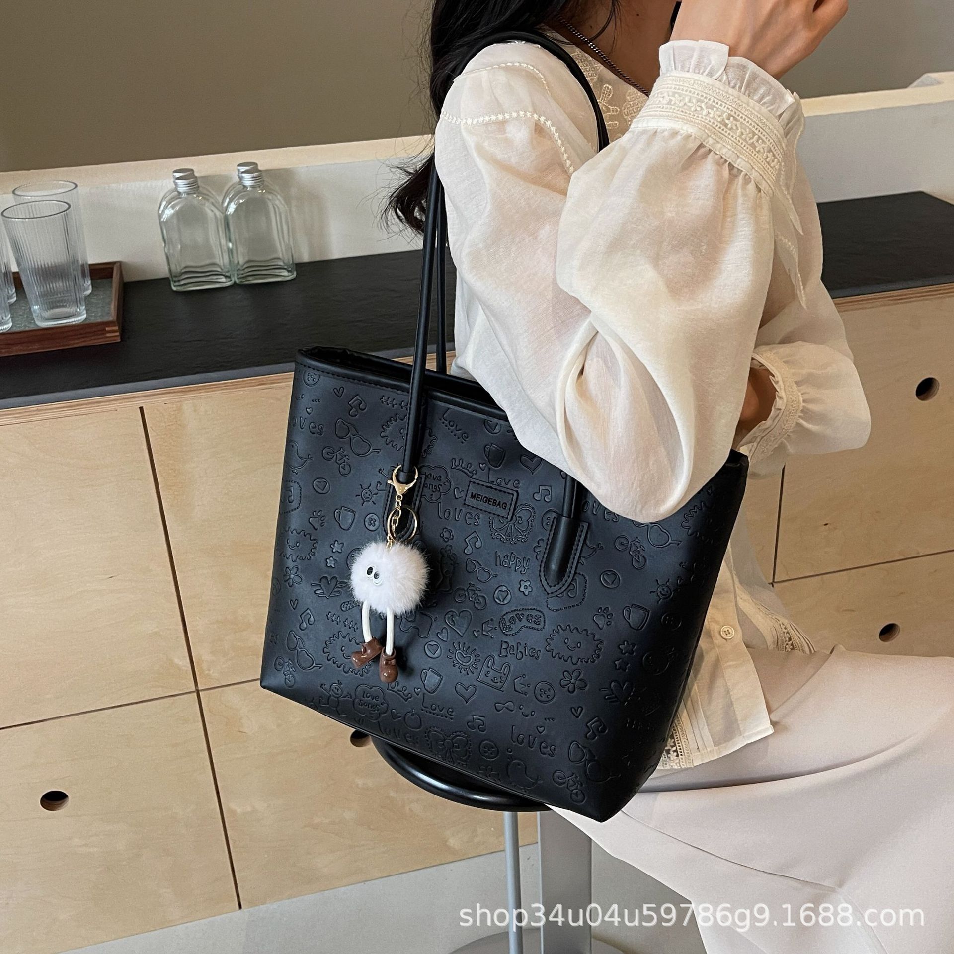 High aesthetic tote 2024 new simple design, fashionable and versatile, large capacity commuting single shoulder women's bag