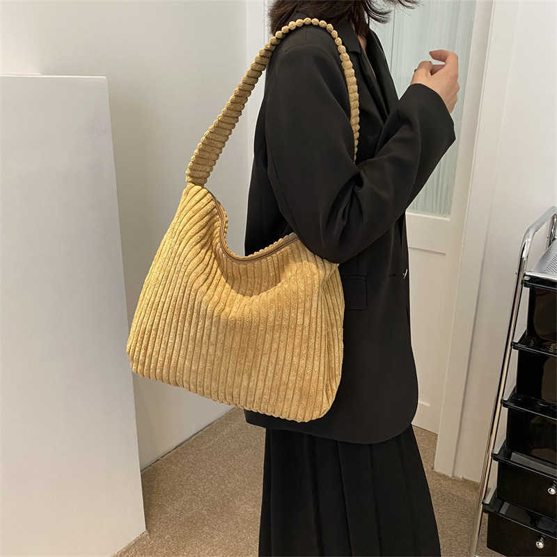 In 2023, corduroy tote bags will be launched as large capacity shoulder bags for college students attending classes 241230