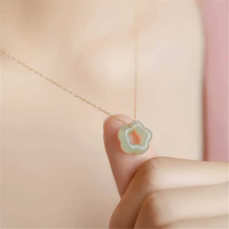 Natural Hetian Jadeite Plum Blossom Pendant Necklace 925 Pure Silver Plated Gold Cravik Chain Hollow Exquisite Jewelry W241230