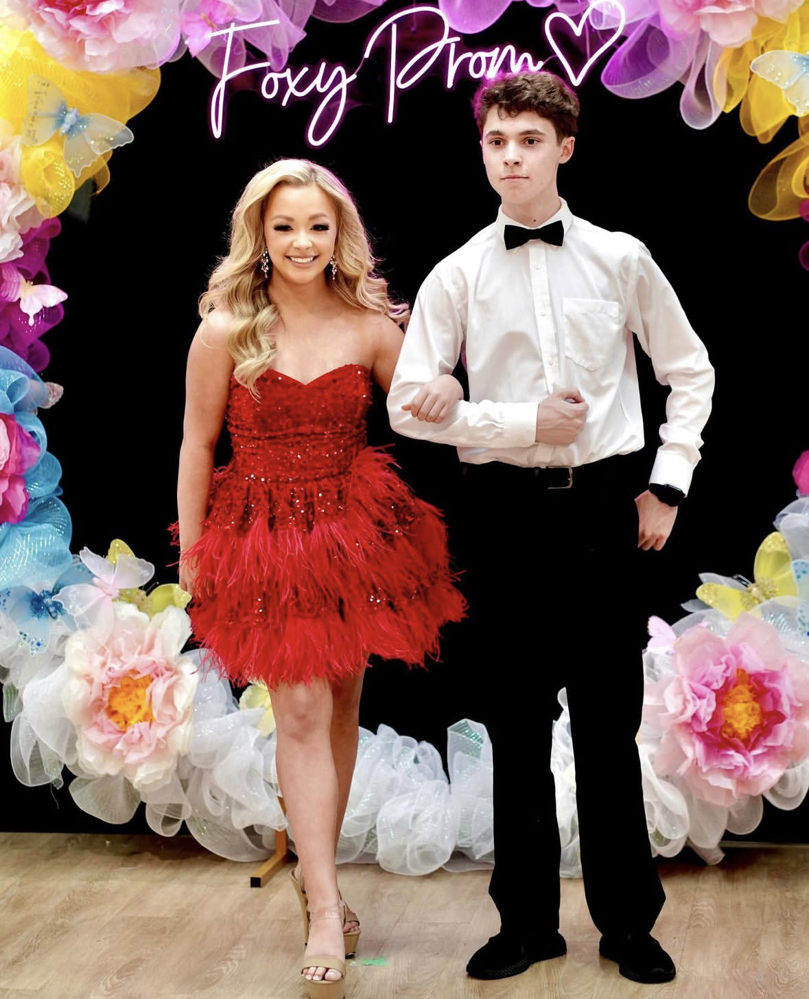 Red Short Sequined Feathers Prom Dresses Strapless Sleeveless A-Line Mini Cocktail Party Dress 2025 Glitter Homecoming Gown Birthday Special Occasion 