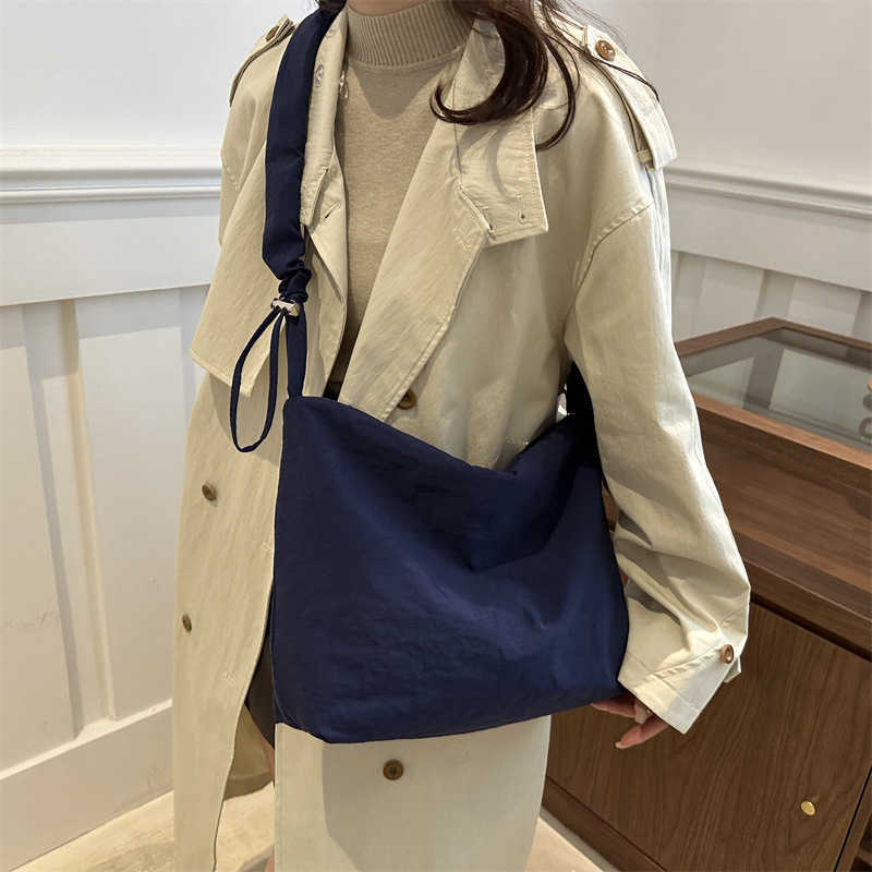 Large capacity simple canvas 2024 autumn new trend fashionable solid color casual pleated crossbody single shoulder tote bag 241230