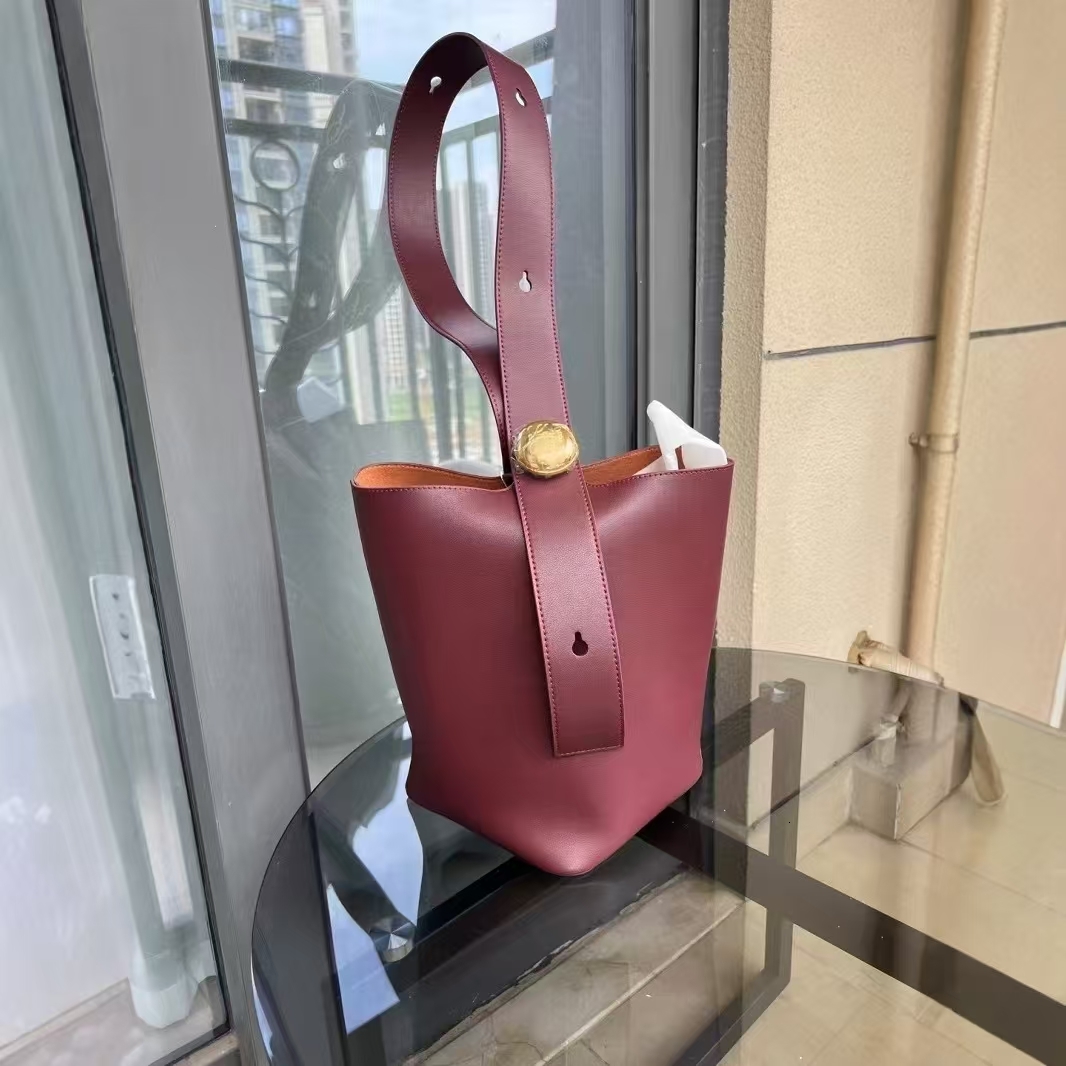 High-Quality Women's Large Capacity First-Layer Cow Leather Casual Shoulder Rich Water Bucket r-Body Bag