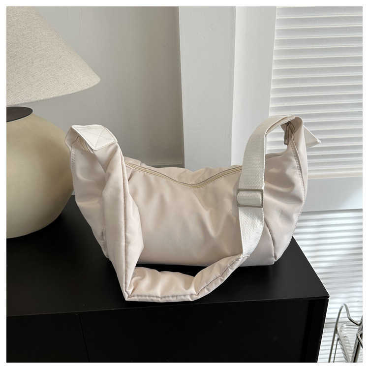 Leisure large capacity wide shoulder Oxford cloth bag 2023 stylish design pleated dumpling bag, single shoulder crossbody bag, women's bag 241230