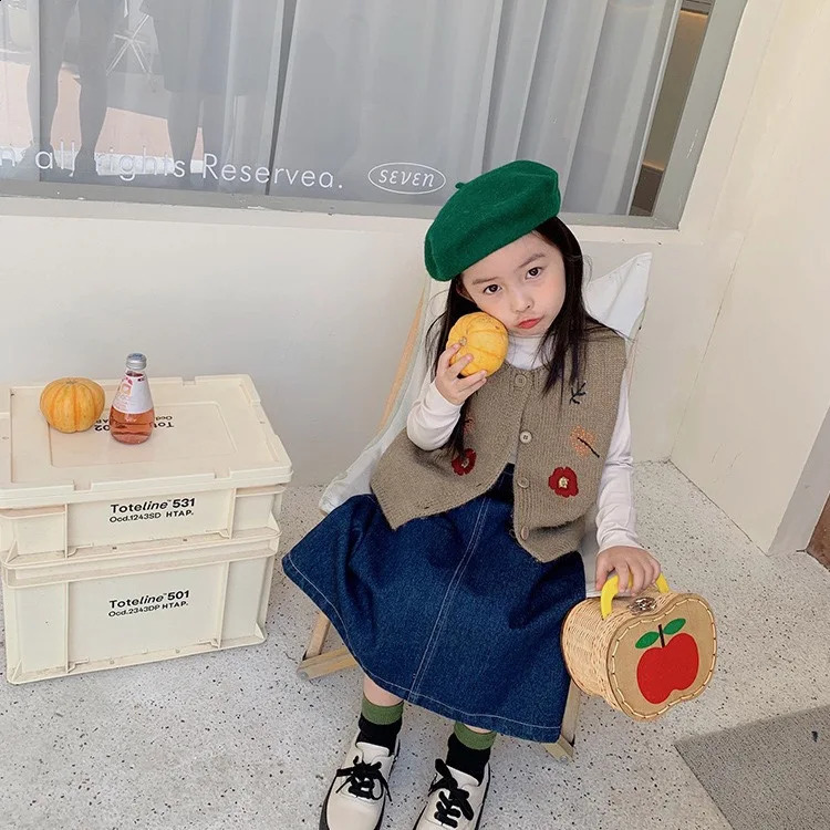 Spring and Autumn Style Girls Embroidered Knitted Vest Retro Childrens Baby Korean Vest Kids Clothing Sweater Top 241230