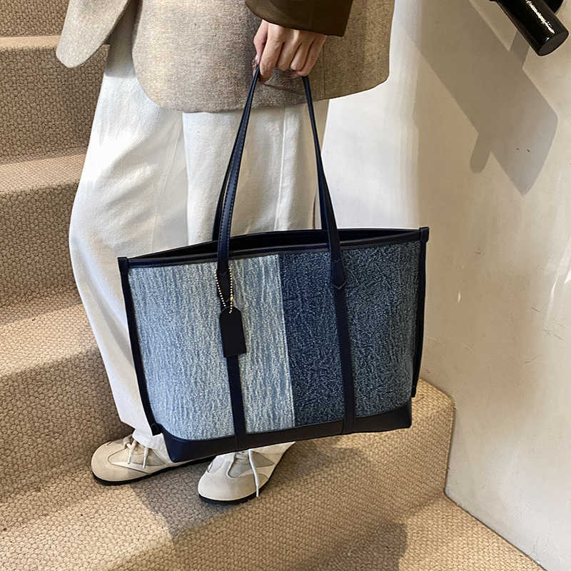 Handheld large capacity contrasting tote bag women, autumn winter fashion shoulder bag, high-end feeling armpit bag women 241215