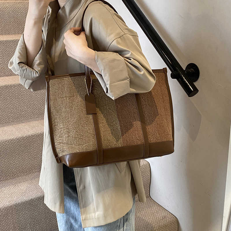 Handheld large capacity contrasting tote bag women, autumn winter fashion shoulder bag, high-end feeling armpit bag women 241215