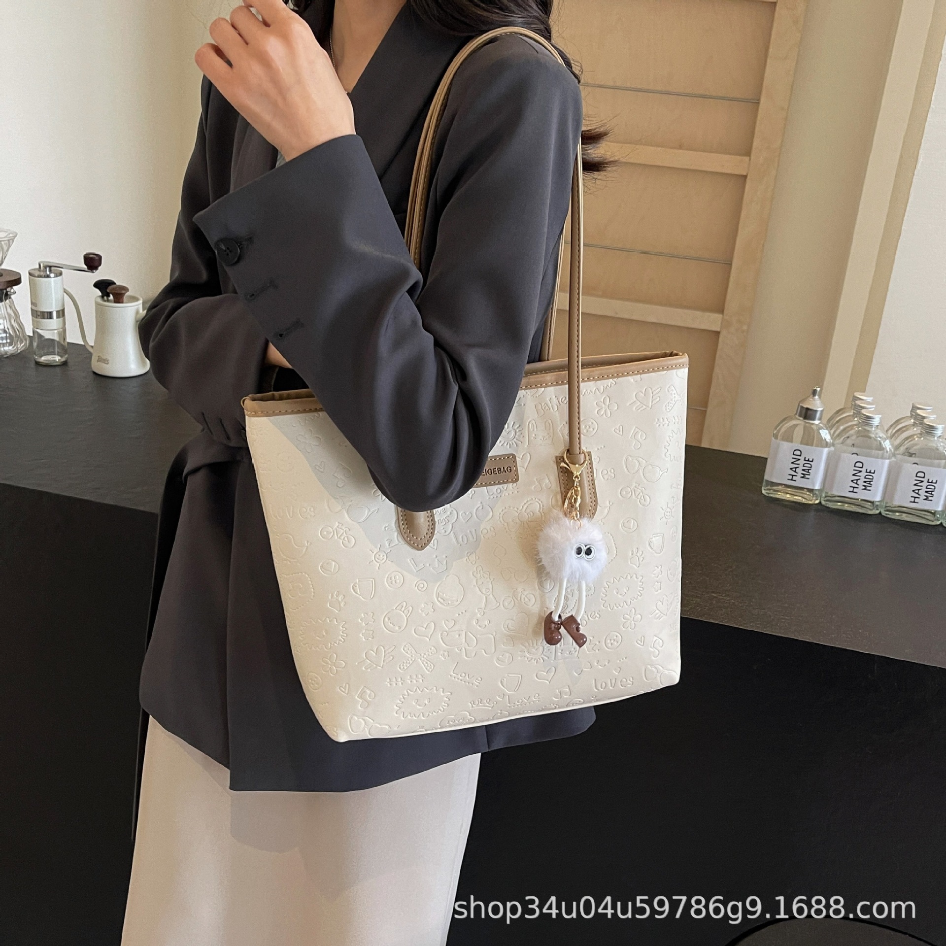 High aesthetic tote 2024 new simple design, fashionable and versatile, large capacity commuting single shoulder women's bag