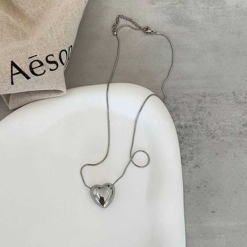 Fashionable 925 sterling silver heart-shaped pendant necklace suitable for women simple design thin chain necklace jewelry W241230