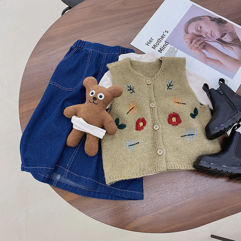 Spring and Autumn Style Girls Embroidered Knitted Vest Retro Childrens Baby Korean Vest Kids Clothing Sweater Top 241230