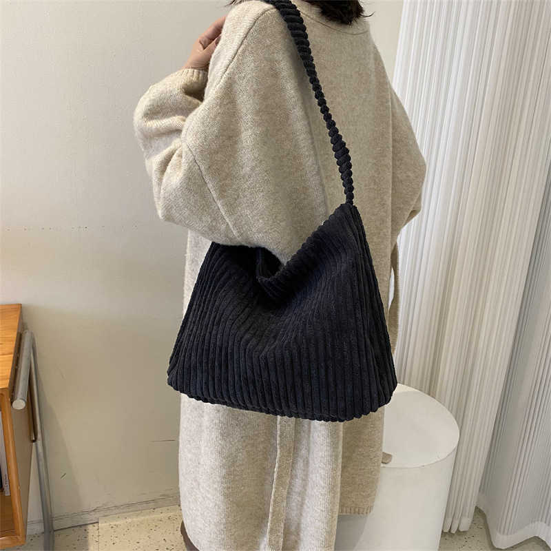 In 2023, corduroy tote bags will be launched as large capacity shoulder bags for college students attending classes 241230