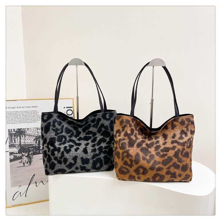 Leopard Print Large Capacity Commuting Tote Bag Canvas Bag 2024 New Underarm Bag Fashionable Shoulder Bag Versatile for Outdoor Use