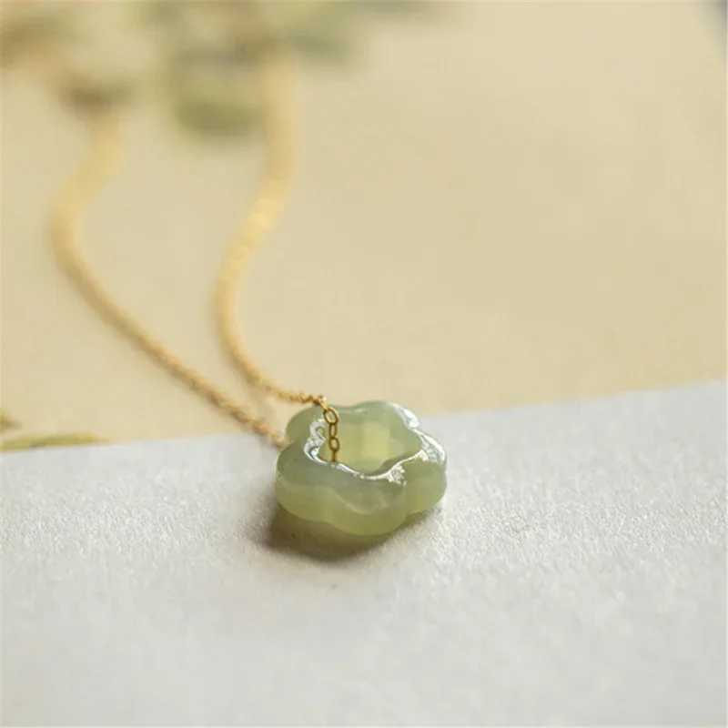 Natural Hetian Jadeite Plum Blossom Pendant Necklace 925 Pure Silver Plated Gold Cravik Chain Hollow Exquisite Jewelry W241230