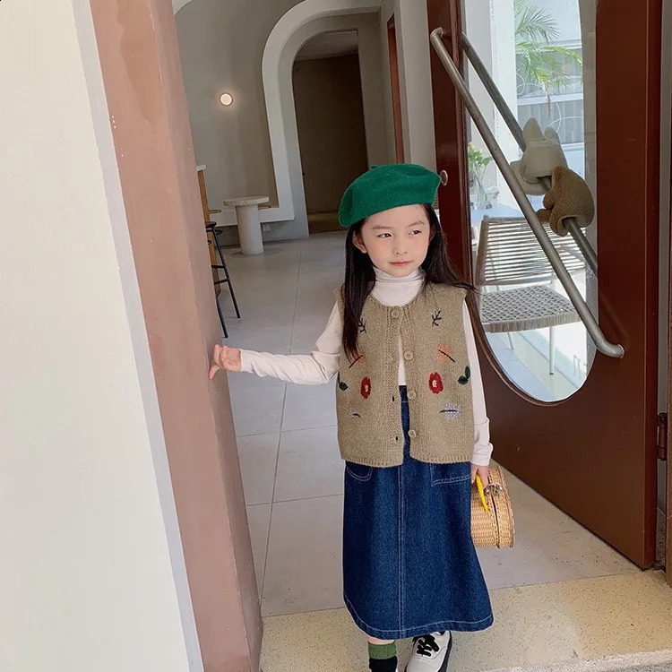 Spring and Autumn Style Girls Embroidered Knitted Vest Retro Childrens Baby Korean Vest Kids Clothing Sweater Top 241230